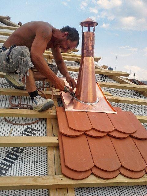 Detail střechy u komínu
