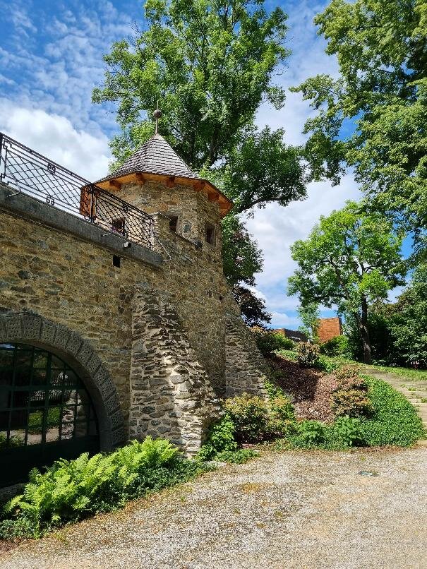 Pohled na nárožní věžičku objektu saly terreny