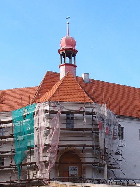 Na gotickém portálu brány je vyrýsovaná datace 1563.  