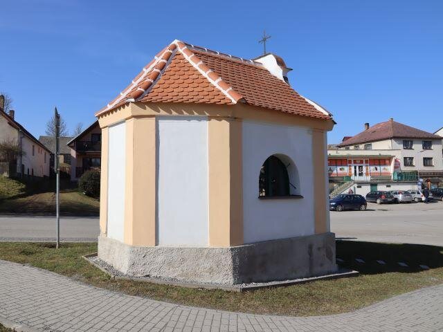 Kaple v Kněžicích má polygonální závěr a sedlovou střechu s bobrovkami.