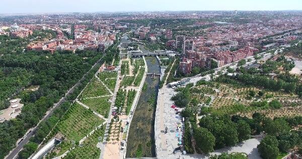 Městský park Madrid Río ve španělském hlavním městě Madridu