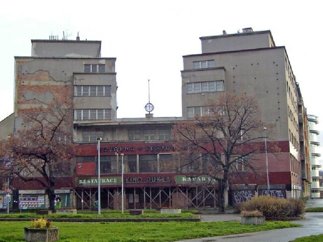 Hlavní průčelí paláce Svět v Praze-Libni.