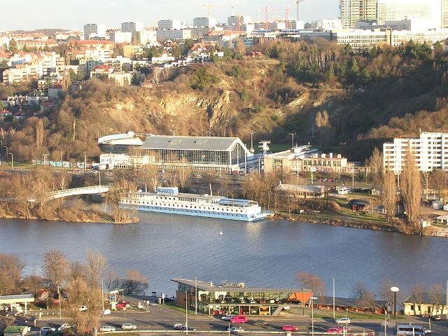 Pohled na areál plaveckého stadionu v Podolí z Děvína