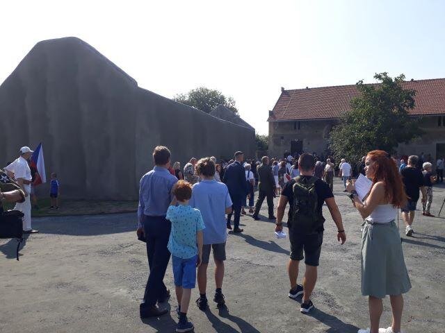 Slavnostní otevření památníku přilákalo 300 lidí.