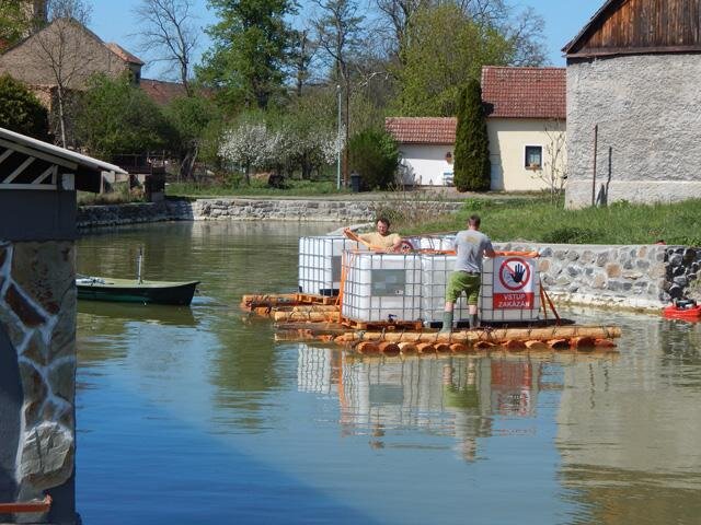 Vorové tabule byly svázány dobovým způsobem, pouze z důvodu převozu na řeku byly houžve nahrazeny provazem.