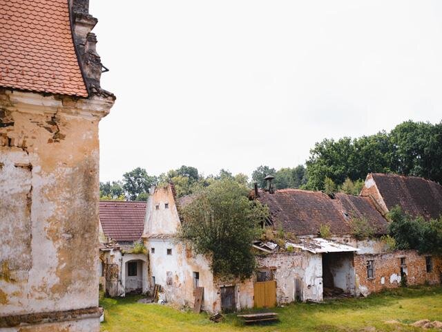 Detail neutěšeného stavu hospodářských budov