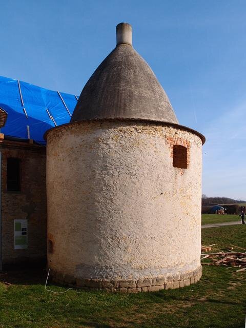 První písemná zmínka o sušárně chmele pochází z roku 1877, kdy ji prodali její stavebníci Josef a Franziska Langhansovi. 