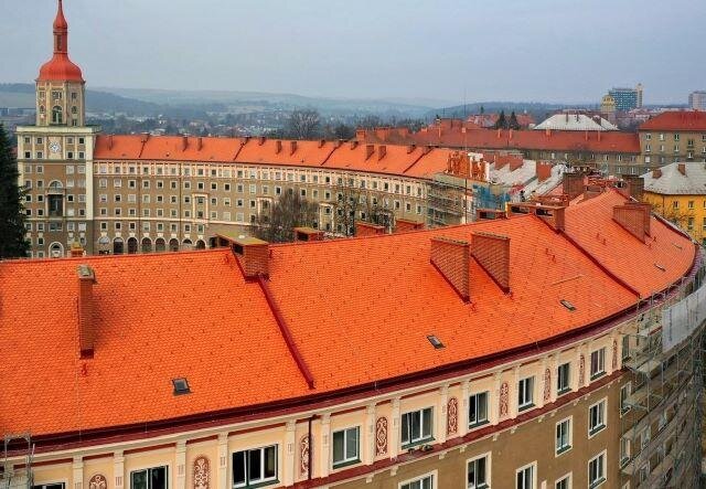 Impozantní budova Oblouku s novými střechami