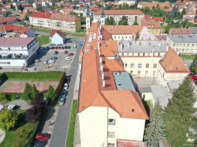 Celkový snímek na střechy nemocnice