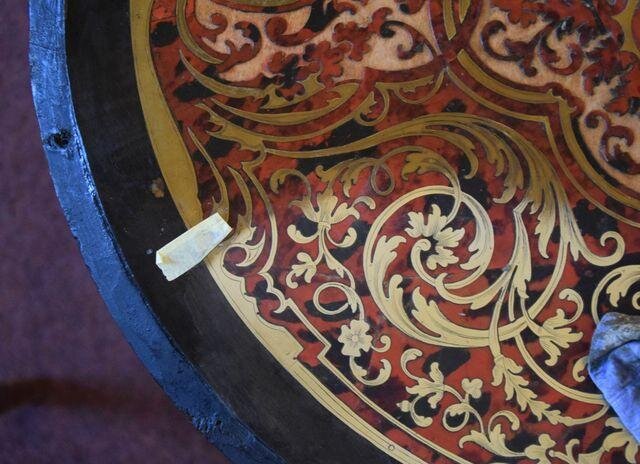 Detailní pohled na restaurovaný mobiliář
