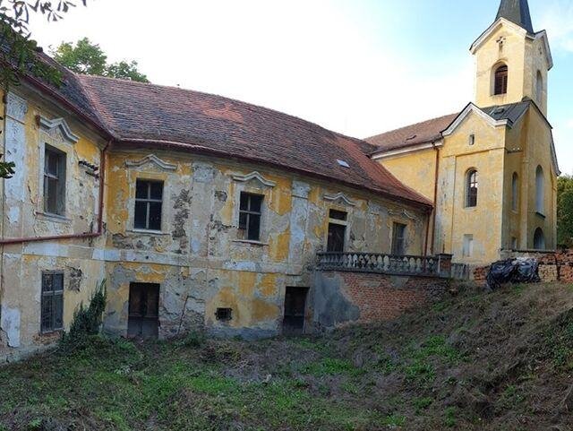 Pohled na část zámku po vyčištění okolí od náletových dřevin