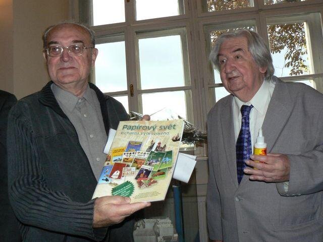 Richard Vyškovský (vpravo) s bývalým dlouholetým šéfredaktorem časopisu ABC Vlastislavem Tomanem při jubilejní výstavě k 80. narozeninám autora v Muzeu Karlova mostu v Praze v roce 2009