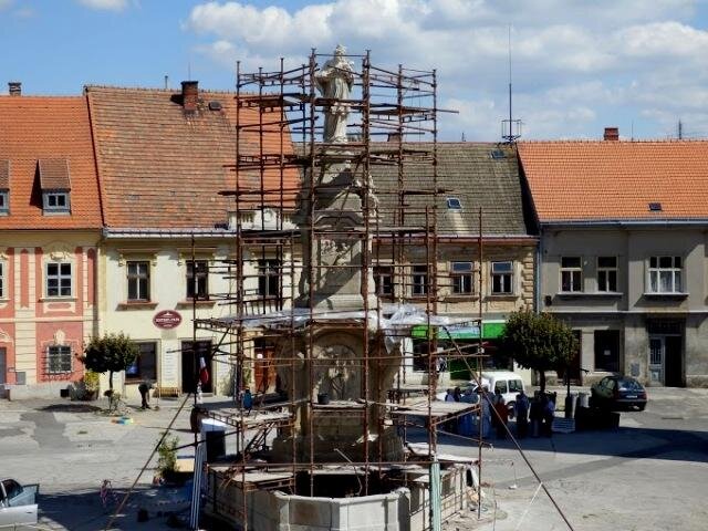 Počátky - kašna se sloupem sv. Jana Nepomuckého během restaurování