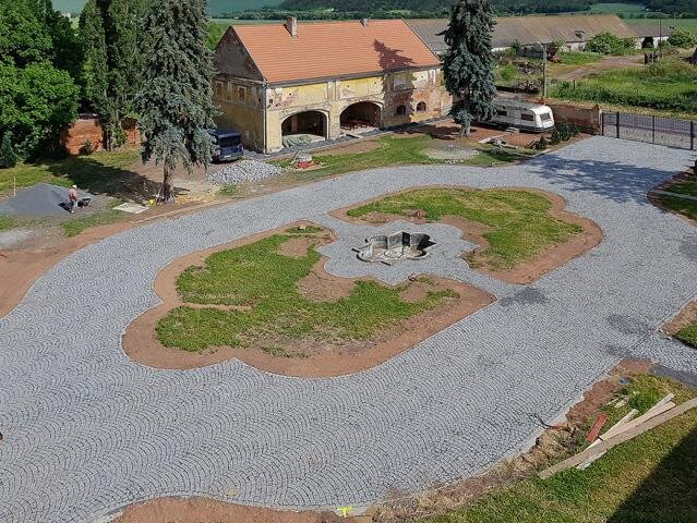 Rekonstrukcí prošlo také nádvoří včetně osazení nové brány.