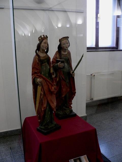 Sochy sv. Barbory a sv. Kateřiny, polychromovaná dřevořezba, stav po restaurování