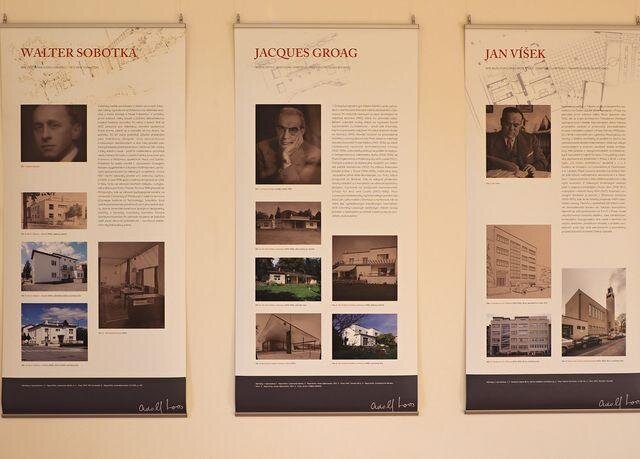 Pohled do expozice s prezentacemi prací následovníků Adolfa Loose