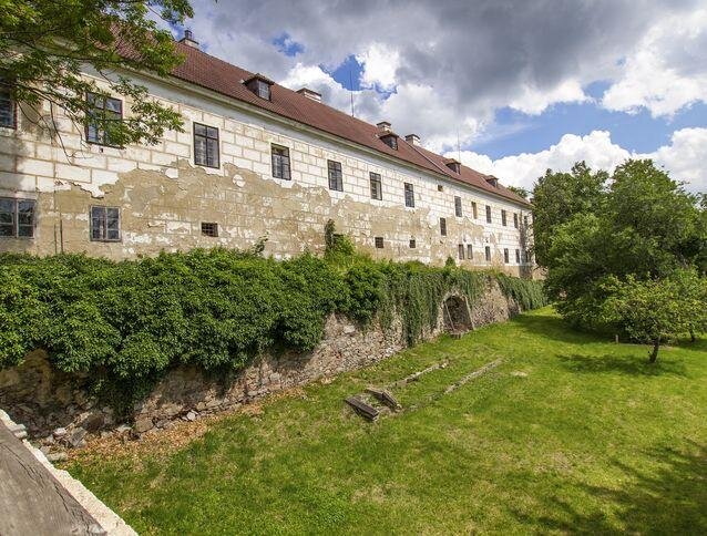 Jižní fasáda zámku Vimperk a přilehlá zahrada