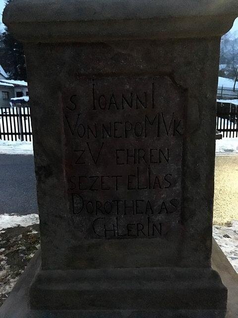 Nápis na soklu sloupu