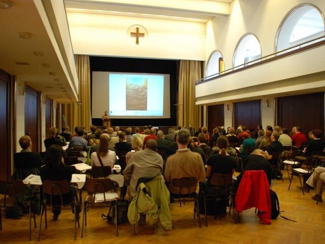 Konferenci v roce 2010 přivítalo pastorační středisko Arcibiskupství pražského, tématem byly kostely.