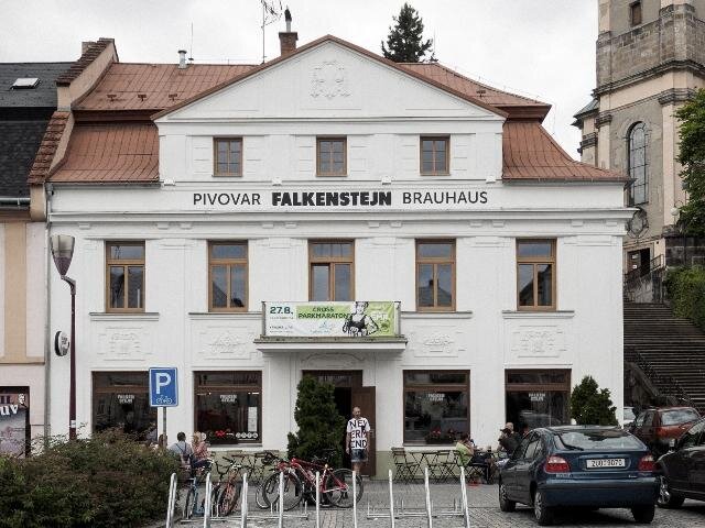 Pivovar Falkenštejn nalezneme v měšťanském domě na náměstí v Krásné Lípě.
