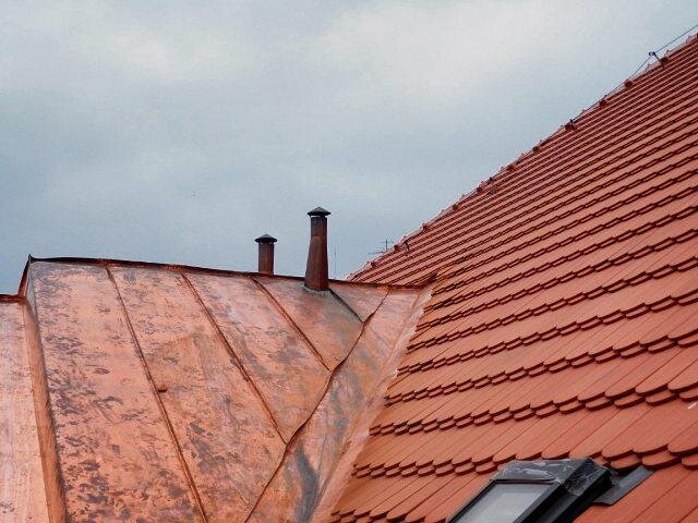 Střechy kryjí jak bobrovky Tondach, tak plechová krytina z měděných svitků.