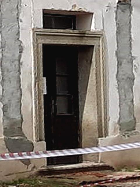 Kamenné vstupní ostění někdejší fary