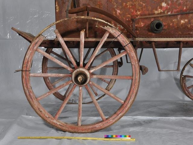 Detail kola sudslavské stříkačky před repasí