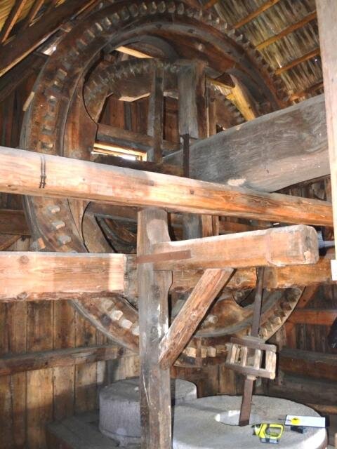 Horkovzdušnou sanací musela být ošetřena i dřevěná mlecí technologie mlýna.
