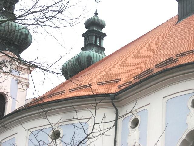 Napojení střechy hlavní lodi a presbytáře