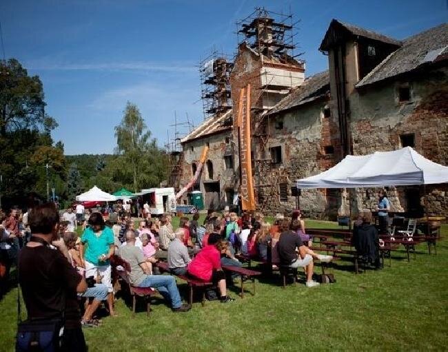 Snímek zachycuje první happening v pivovaru Lobeč.