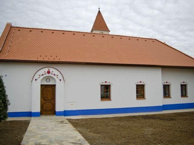 Zadní část budovy s žudrem - přístavkem používaným u lidové architektury na Slovácku