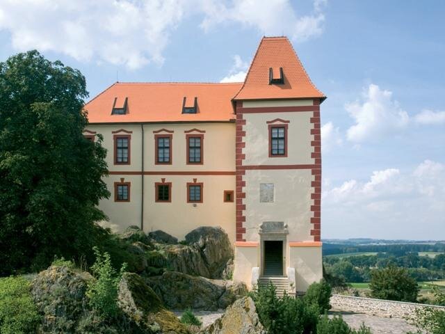 Také hrad Kámen je chráněn díky bobrovkám Tondach.