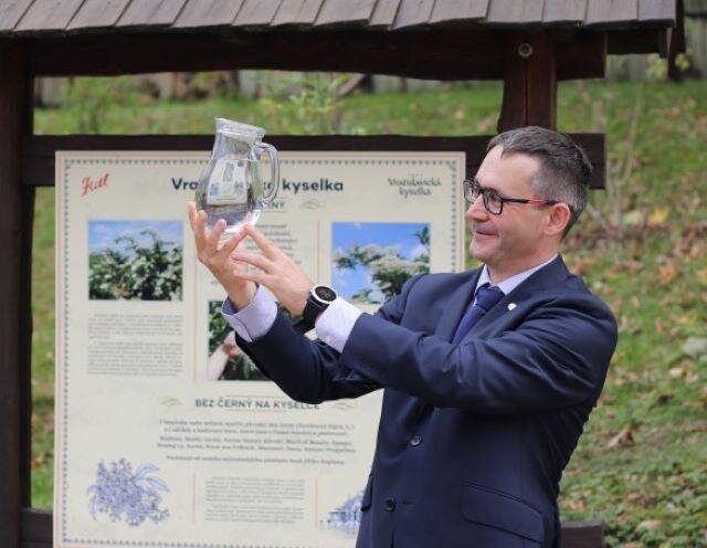 Jan Vokurka s lahví Vratislavické kyselky