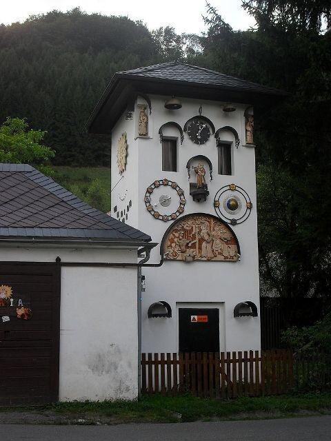 Mezi technické památky patří i orloj v Kryštofově Údolí.