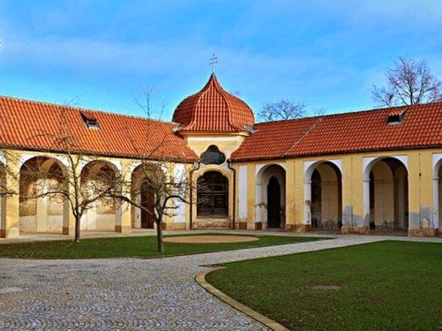Ambit kolem kostela Panny Marie Vítězné