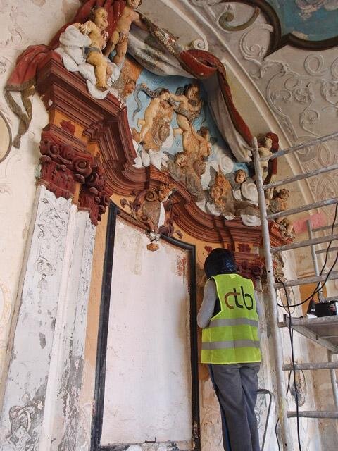 Pohled na restaurátorské práce v ambitu