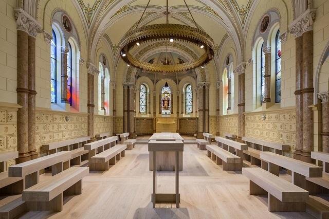 První místo bylo uděleno architektům Vojtěchu Jemelkovi, Janu Mléčkovi, Jiřímu Markovi a výtvarníkům Peteru Demkovi a Janu Jemelkovi za úpravu interiéru kaple sv. Františka z Assisi v Olomouci.