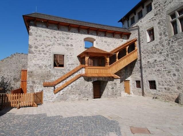 Hotové schodiště u Jurkovičova paláce