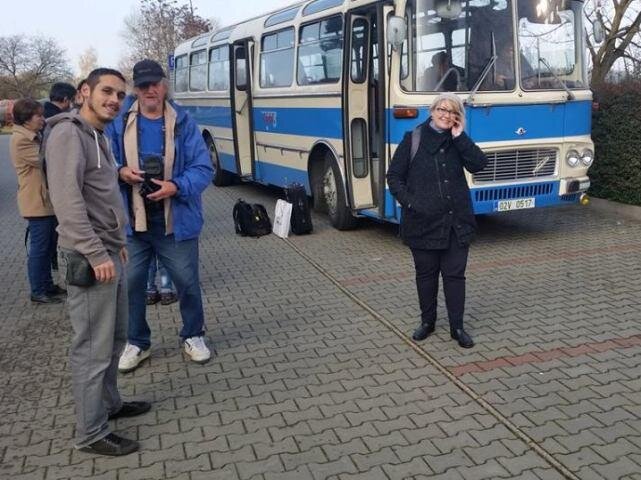 Setkání účastníků druhý den konference před historickým autobusem zapůjčeným ze sbírek muzea