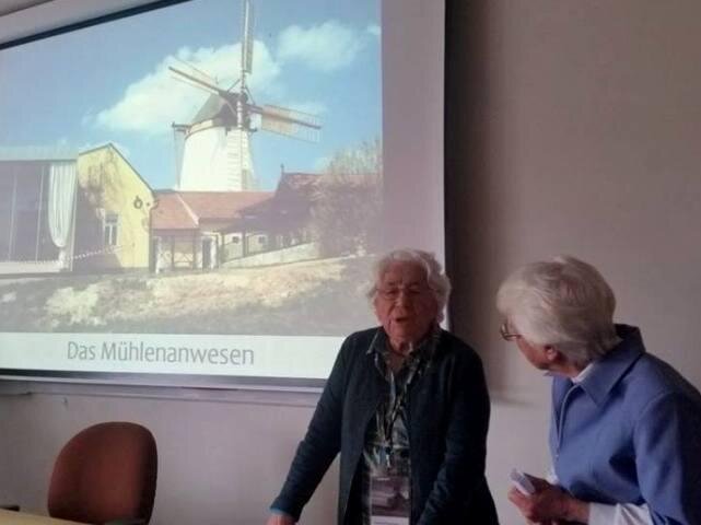 Paní Therese Bergman představuje záchranu jediného funkčního větrného mlýna v Rakousku.