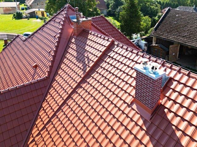 Detailní pohled na hřeben střechy