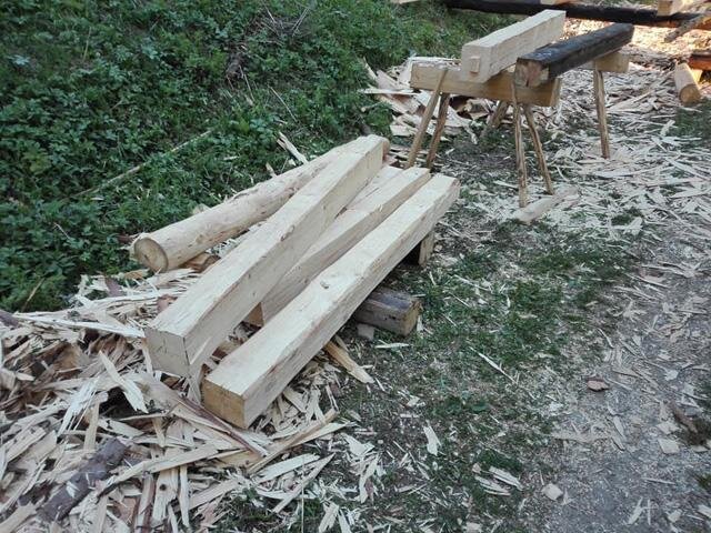 Proces tesání dřevěných trámů