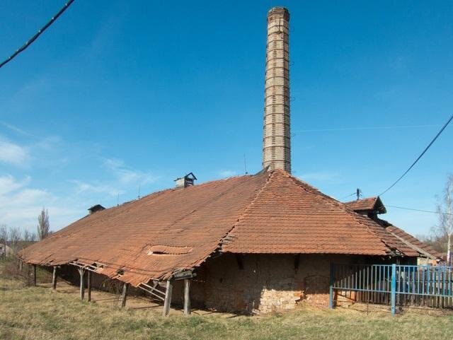 Cihelnu s oválnou pecí v roce 1899 navrhl a provedl smíchovský stavitel Josef Linhart pro Leopolda Černého ml. Dochovala se v bezmála původním stavu.