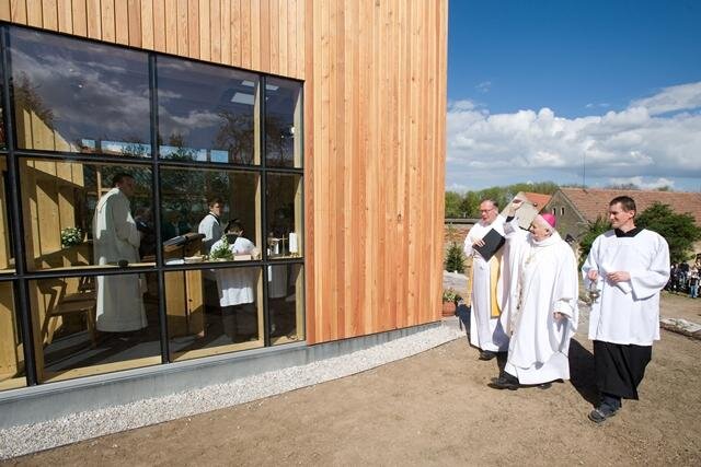Novostavba byla slavnostně zasvěcena Panně Marii Hvězdě evangelizace.