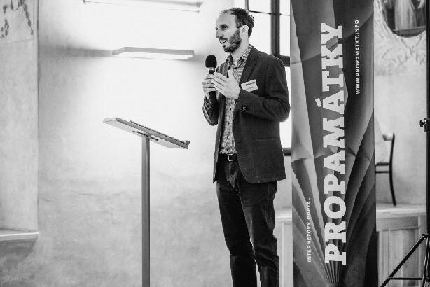 V úvodu hosty pozdravil Aleš Kozák, ředitel pořádajícího Institutu pro památky a kulturu, o. p. s.