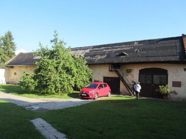 Střecha hospodářské budovy před obnovou