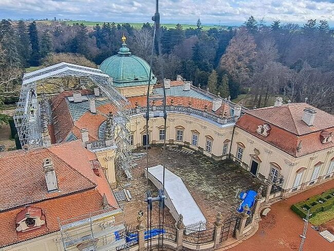 Letecký pohled na střechy buchlovického zámku při jejich obnově