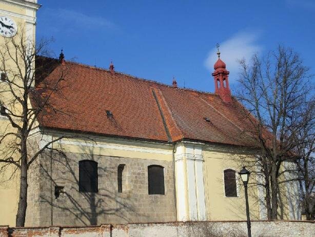 Střecha hlavní lodi kostela před obnovou