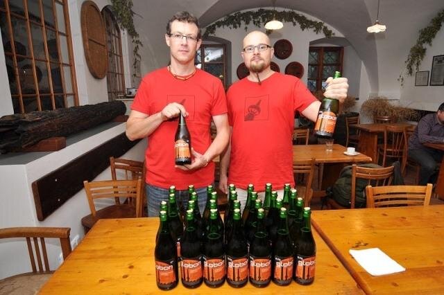 Hlavní organizátoři s konferenčním pivem Globon. V roce 2011 obohatilo první konferenci pivo Devirgátor.