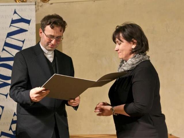 Generální ředitelka Národního památkového ústavu Naděžda Goryczková předává diplom zástupci třebíčské farnosti za první místo v kategorii Cena veřejnosti.  